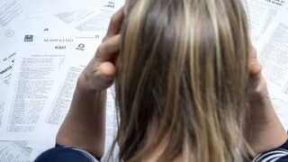 Obvinili muža, ktorý napadol volebnú komisiu. Nechcel sa podpísať