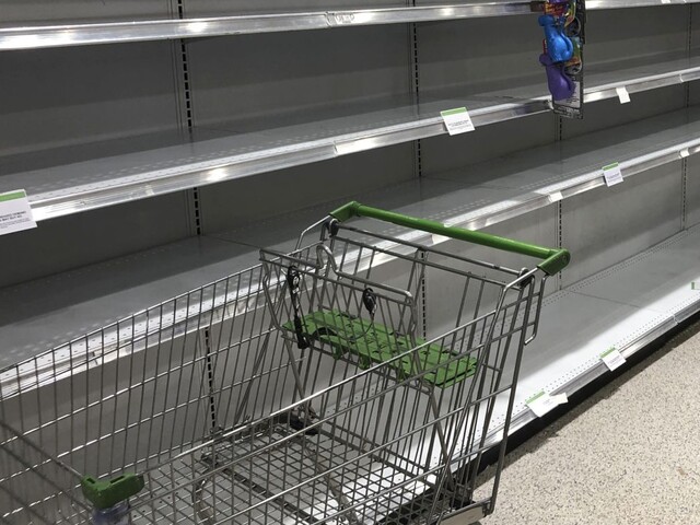 Ľudia pre nákazu vykupujú tovar, obchody majú vianočné tržby