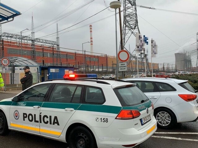NAKA udrela v Mochovciach, zúčastnila sa stovka policajtov