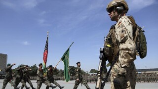 Bude to dlhá cesta. NATO z Afganistanu stiahne tisícky vojakov