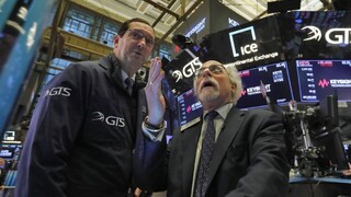 Zlacnenie peňazí nepomohlo, trhy skončili v červených číslach