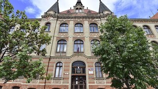 Pre koronavírus zatvárajú bratislavskú školu, v podozrení je žiak