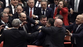 Turci sa pobili v parlamente, poslanec nazval Erdogana zradcom