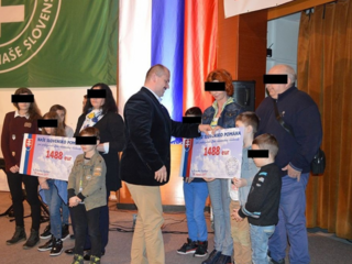 Kotlebovi hrozí väzenie, na súd ho prišli podporiť priaznivci