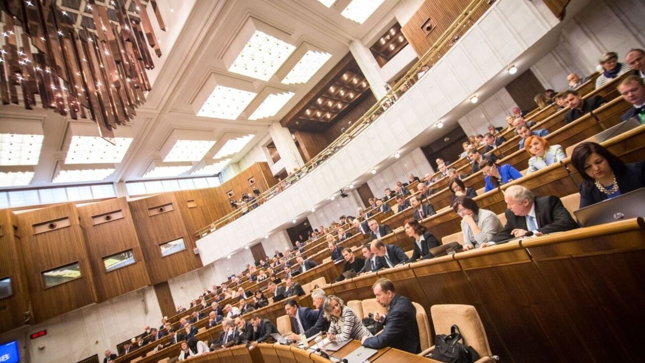 Zverejnili, kedy si noví poslanci slávnostne preberú osvedčenie