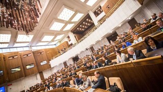 Zverejnili, kedy si noví poslanci slávnostne preberú osvedčenie