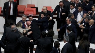 Kamery zachytili veľkú bitku v parlamente, problémom bola Sýria