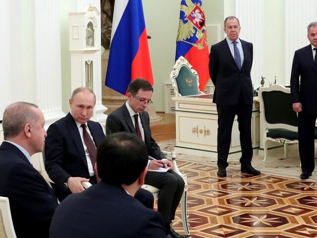 Putin debatoval s lídrami strán o zmenách, ktoré majú posunúť Rusko
