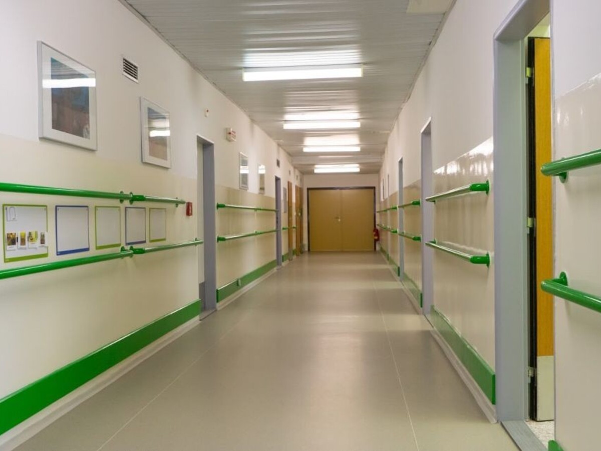 V centrách sociálnych služieb pre koronavírus zakazujú návštevy
