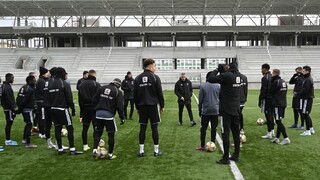 Rodinný súboj na trávniku, proti sebe stáli otec so synom