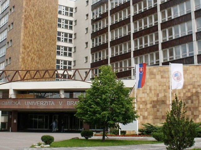 Desiatky škôl pre nákazu prerušili výučbu, platia prísne opatrenia