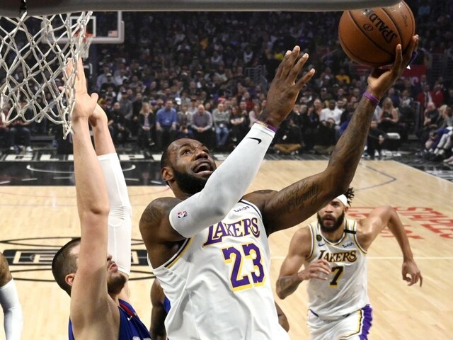 NBA: Lakers ukončili víťaznú šnúru Clippers, tréner chválil Jamesa