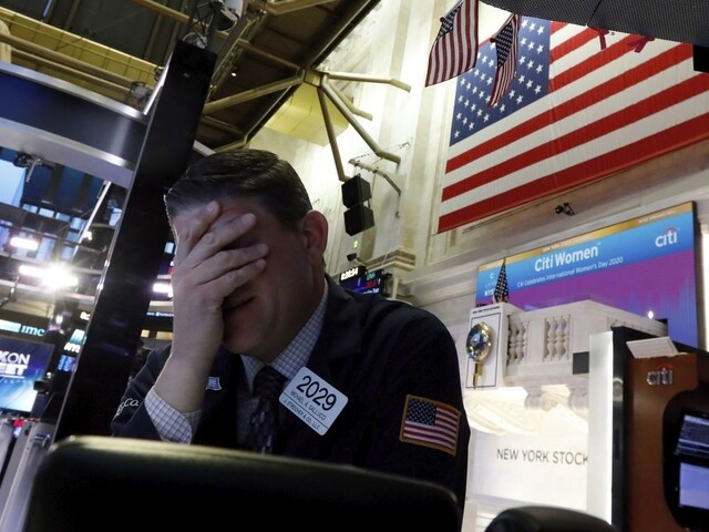 Obchodovanie na Wall Street pre prudký pád dočasne zastavili