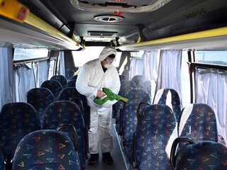 V autobusoch a vlakoch sa bránia proti šíreniu koronavírusu