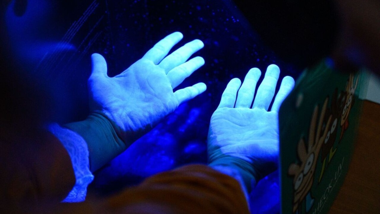 Rúška nie sú a chýba aj dezinfekcia, upozorňujú lekárnici