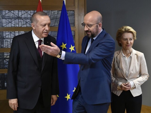 Erdogan hľadá podporu pre konflikt v Sýrii, vyzval NATO i EÚ
