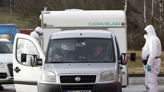 Nakazený taxikár môže byť zlomový prípad, v ČR zatvoria školy