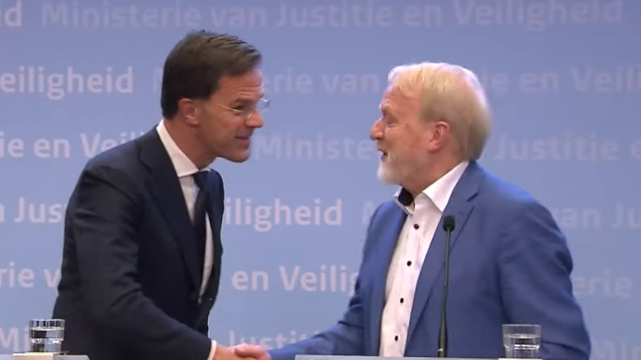 Nepodávajte si ruky, vyzval premiér. Potom tak urobil s virológom