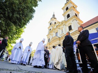 Rušia sa aj bohoslužby. Biskupi reagovali na zákaz podujatí