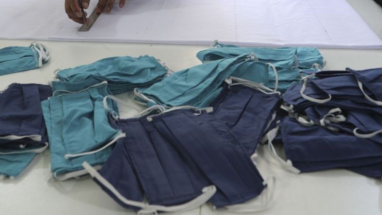 Slovenskí väzni už vyrobili tisícky ochranných rúšok na tvár