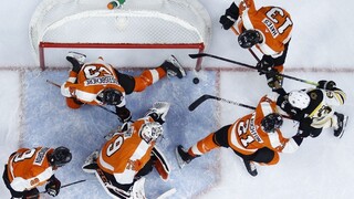 NHL: Boston stopol víťaznú sériu Flyers, prispel k tomu aj Chára