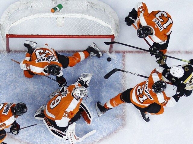 NHL: Boston stopol víťaznú sériu Flyers, prispel k tomu aj Chára