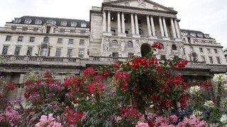 Britská centrálna banka znížila úroky, burzy zamierili nahor