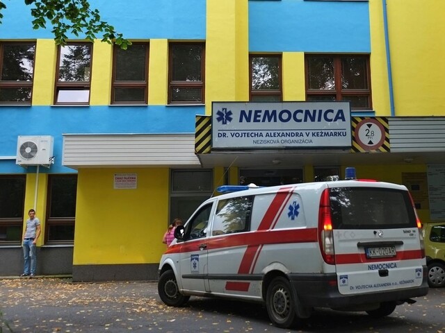 Po havárii pomáhali zraneným, teraz musia byť v karanténe
