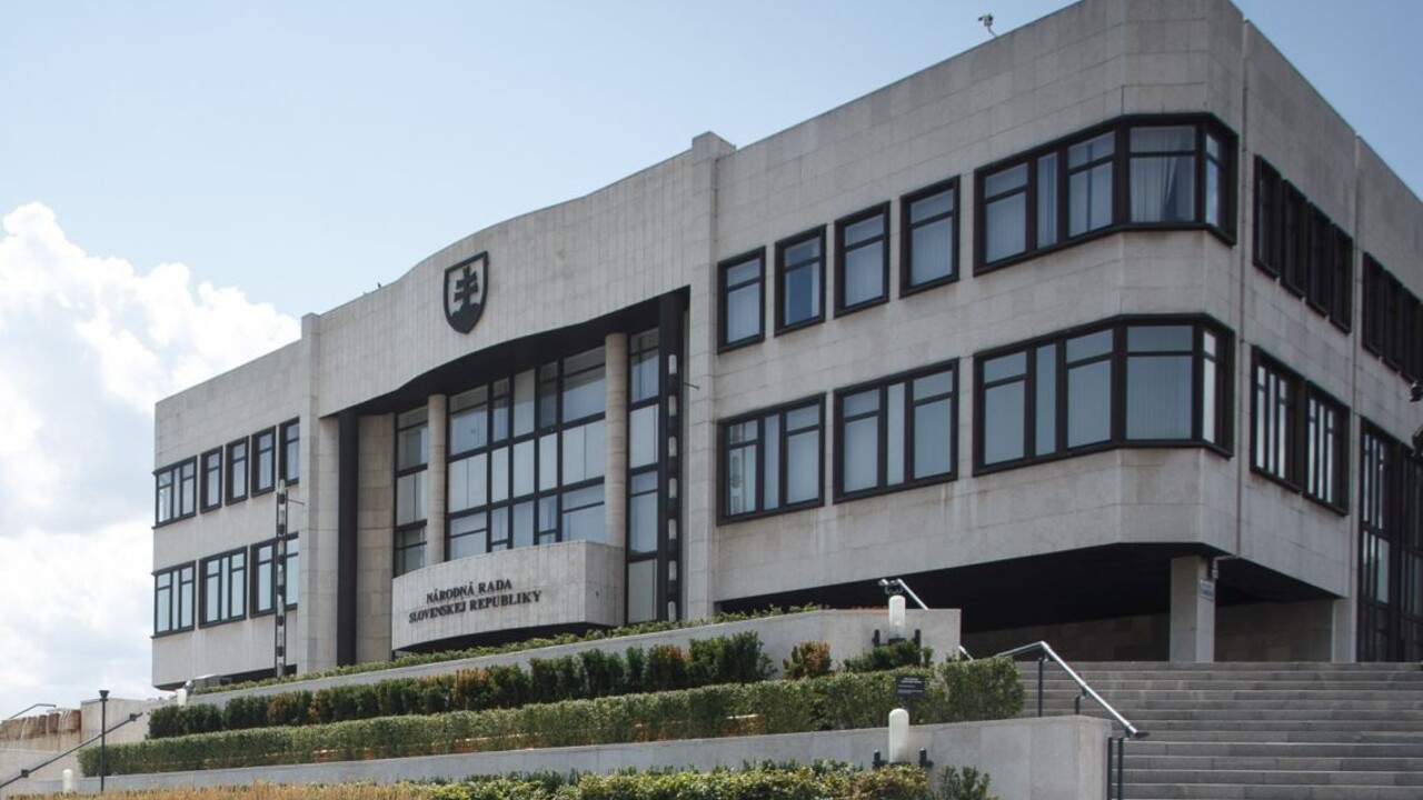 Zákaz vstupu. Parlament je pre nákazu v núdzovom režime