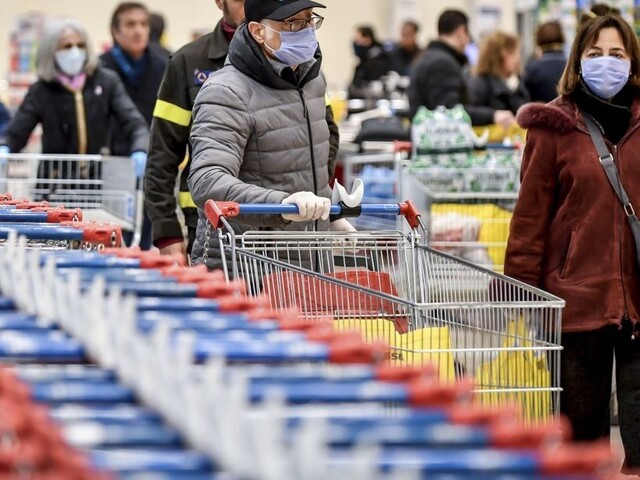 Zatvárajú letiská, školy aj obchody. Schválili tvrdé opatrenia