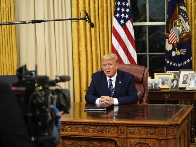 Trump chce, aby ľudia zostali doma. Odložil platenie daní