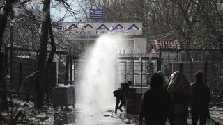 Gréci údajne zadržiavajú ilegálnych migrantov, vláda sa bráni