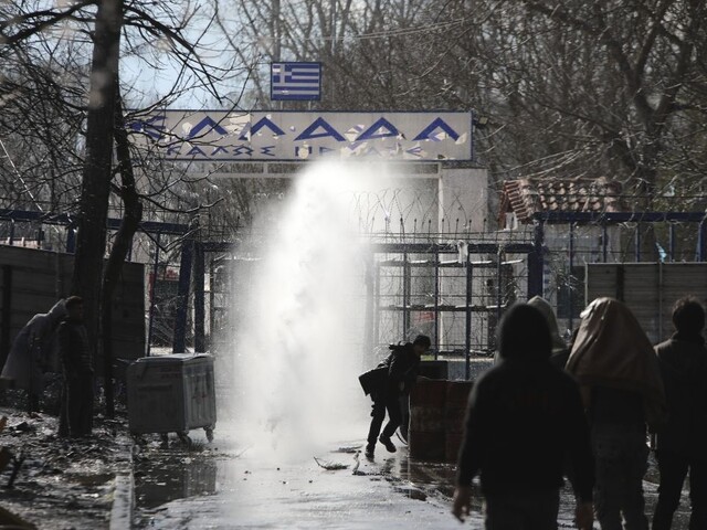 Gréci údajne zadržiavajú ilegálnych migrantov, vláda sa bráni