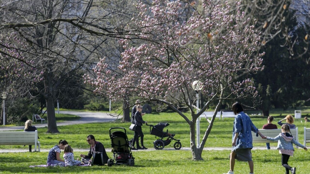 Centrum hlavného mesta zatvára parky aj detské ihriská