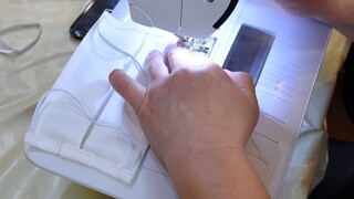 Vo Svite súrne hľadajú šičky, začínajú vyrábať rúška