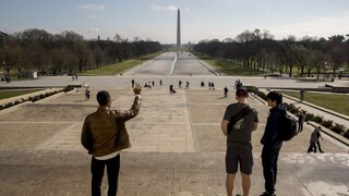 Trump vyhlásil stav núdze v USA, vyzval na zriadenie centier