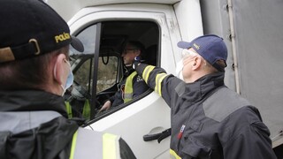 Kamionisti zostávajú bez obmedzení, musia však mať ochranné pomôcky