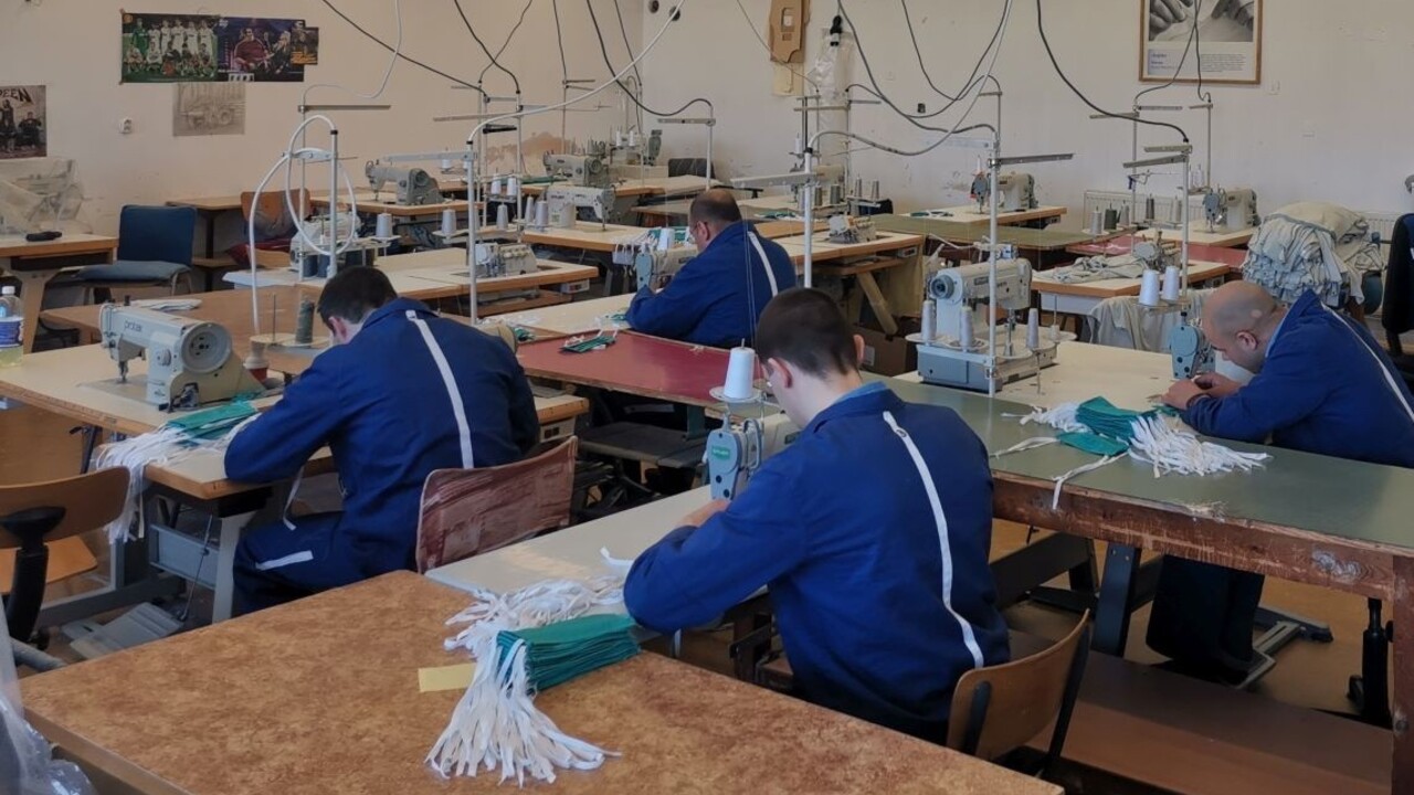 V slovenských väzniciach šijú rúška, vyrobili ich už tisíce