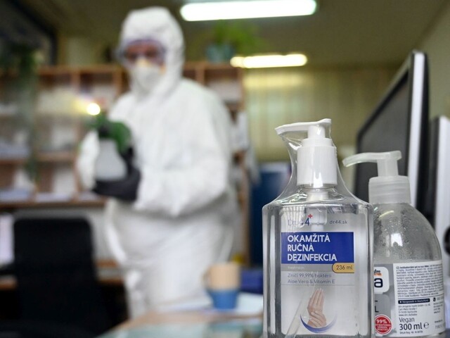 Vírusom sa nakazil aj poslanec na východe, bol na lyžovačke