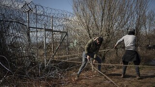 Gréci prevážajú 450 utečencov zadržaných pri pokuse dostať sa do krajiny