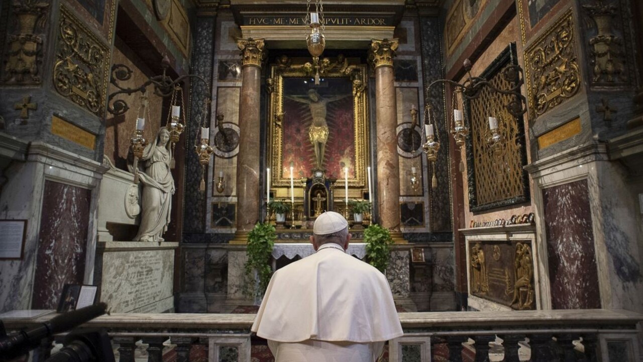 Pápež bol napriek karanténe v kostoloch, modlil sa za koniec pandémie