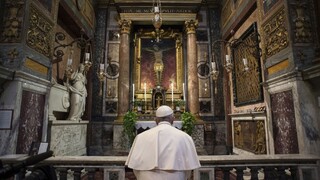 Pápež bol napriek karanténe v kostoloch, modlil sa za koniec pandémie