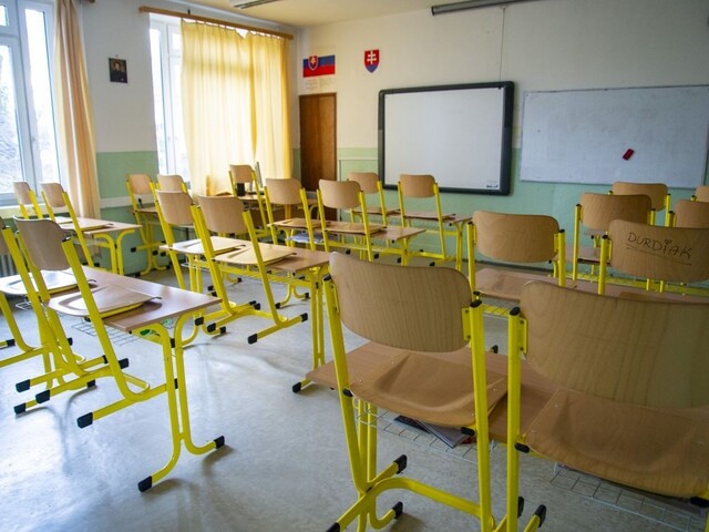 Žiaci sú doma. Učitelia a riaditelia sa radia, ako pokračovať vo výučbe