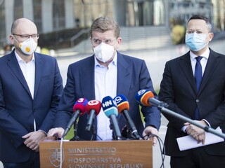 Nákaza paralyzovala krajinu, predstavili 13 opatrení pre ľudí a firmy