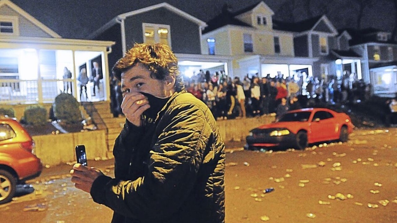 Kluby zatvorili, ľudia robia domáce korona párty. Nemali by