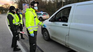 Policajti v čase pandémie nebudú pokutovať niektoré pochybenia