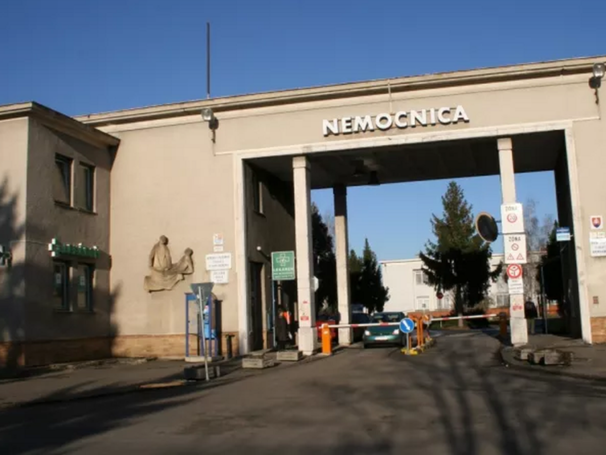 Desiatky zdravotníkov skončili v karanténe, môže za to pacientka