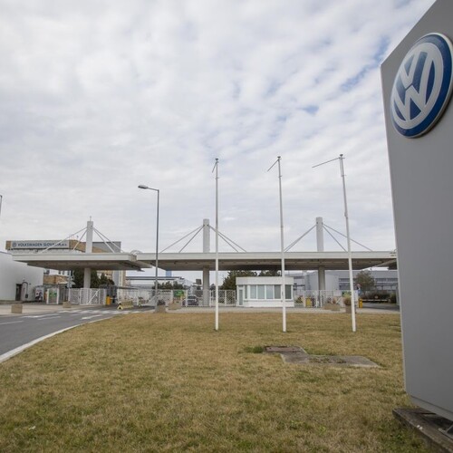 Volkswagen preruší výrobu vo väčšine európskych závodov