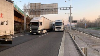 Množstvo kamiónov paralyzuje cesty pri Bratislave, sú aj v meste