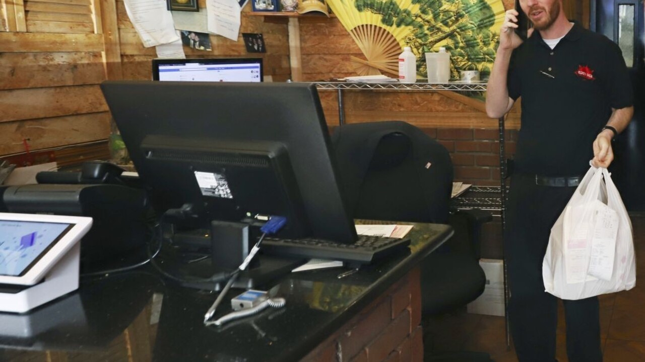 Taxíky služby Bolt nerozvážajú ľudí, ale balíčky s potravinami